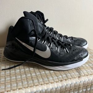NEW Men’s Nike Basketball Shoes Size 12